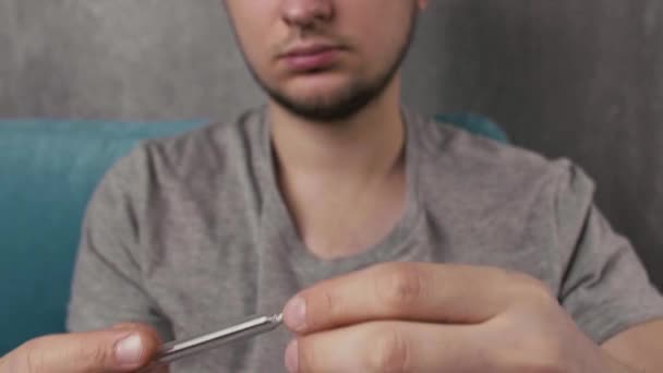 Man Meet Zijn Lichaamstemperatuur Met Een Kwikthermometer — Stockvideo