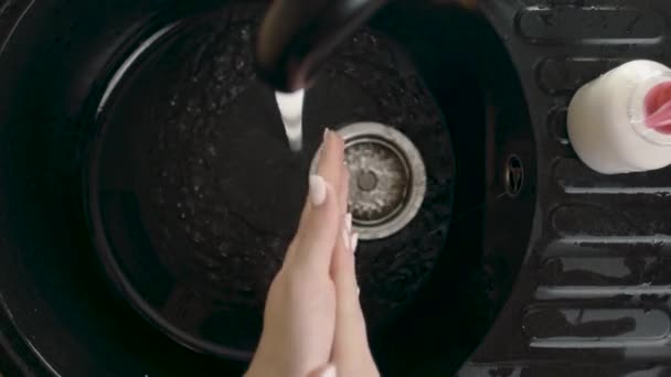 Menina Lava Mãos Antes Comer Cozinha — Vídeo de Stock