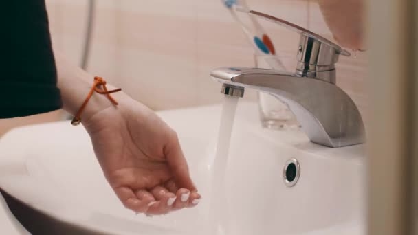 Flickan Tvättar Händerna Innan Hon Äter Badrummet — Stockvideo