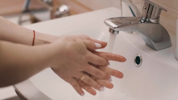 Meisje Wast Haar Handen Voor Het Eten Badkamer — Stockvideo