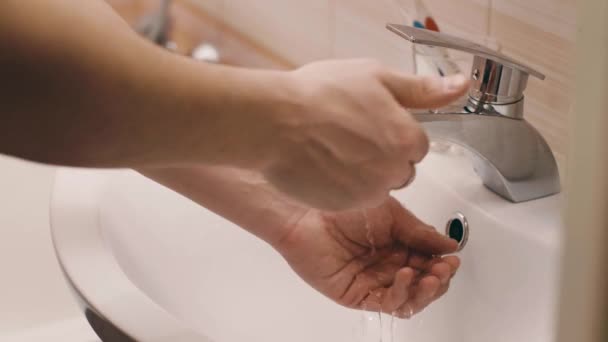 Garçon Lave Les Mains Avant Manger Dans Salle Bain — Video