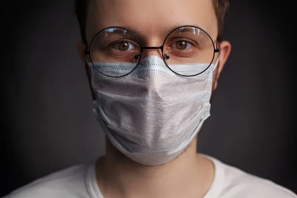 Kendine güvenen genç bir doktor ya da cerrah portresi. Konsept: doktor, hasta bakımı, hastanelerde veya özel kliniklerde sağlık ve sağlık