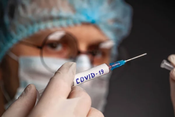 Egy Orvos Vagy Tudós Laboratóriumban Egy Fecskendőt Tart Covid Koronavírus — Stock Fotó