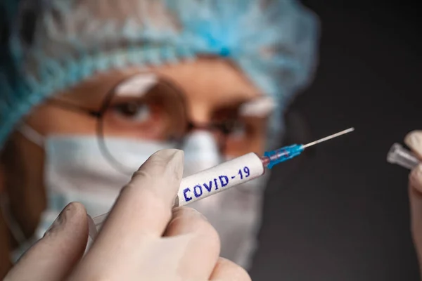 Laboratuvarda Bir Doktor Bilim Adamı Covid Coronavirus Testlerinin Yapıldığı Bir — Stok fotoğraf