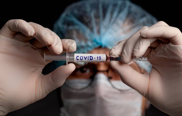 Шприц Позитивним Тестом Covid Коронавірус Руках Молодого Лікаря — стокове фото