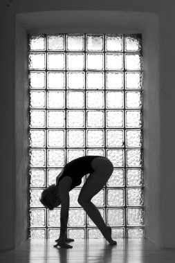 Kadının siluet penceresiyle