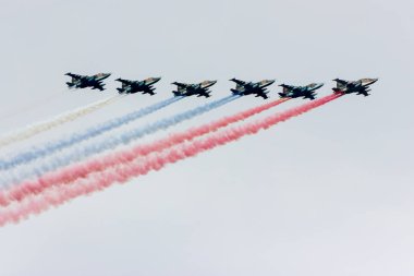 Gökyüzünde Rus üç renkli