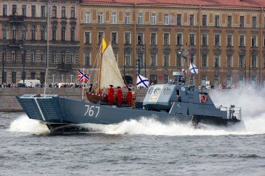 Neva Nehri üzerinde geçit ve Deniz Kuvvetleri günü