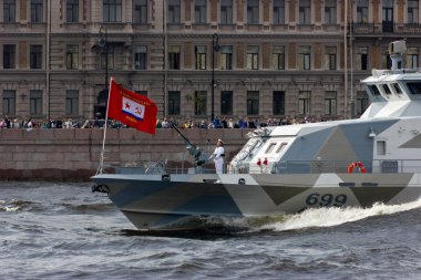 Neva Nehri üzerinde geçit ve Deniz Kuvvetleri günü