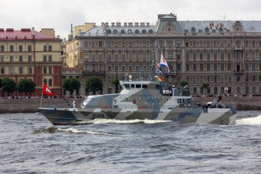 Neva Nehri üzerinde geçit ve Deniz Kuvvetleri günü