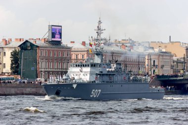 Neva Nehri üzerinde geçit ve Deniz Kuvvetleri günü