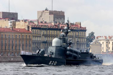 Neva Nehri üzerinde geçit ve Deniz Kuvvetleri günü
