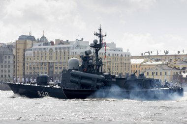 Neva Nehri üzerinde geçit ve Deniz Kuvvetleri günü