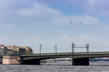 Neva Nehri üzerinde geçit ve Deniz Kuvvetleri günü