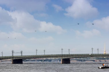 Neva Nehri üzerinde geçit ve Deniz Kuvvetleri günü