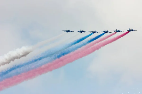 Rosyjski tricolor w niebo — Zdjęcie stockowe