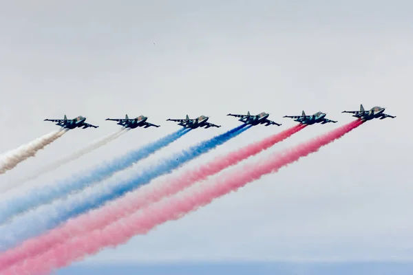 Rosyjski tricolor w niebo — Zdjęcie stockowe