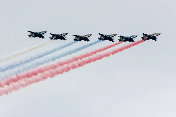 Rosyjski tricolor w niebo — Zdjęcie stockowe