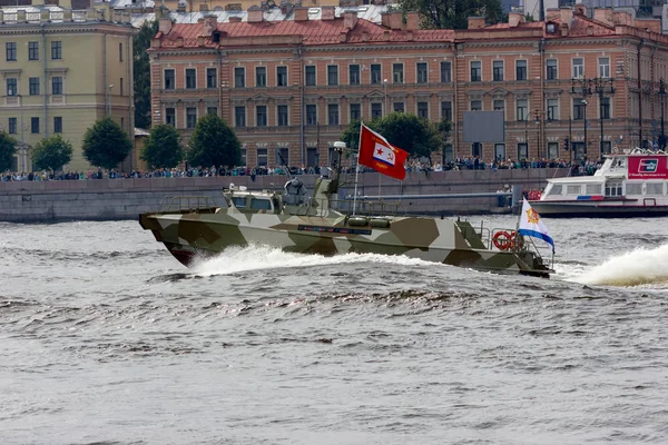 Neva Nehri üzerinde geçit ve Deniz Kuvvetleri günü