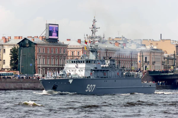 Neva Nehri üzerinde geçit ve Deniz Kuvvetleri günü