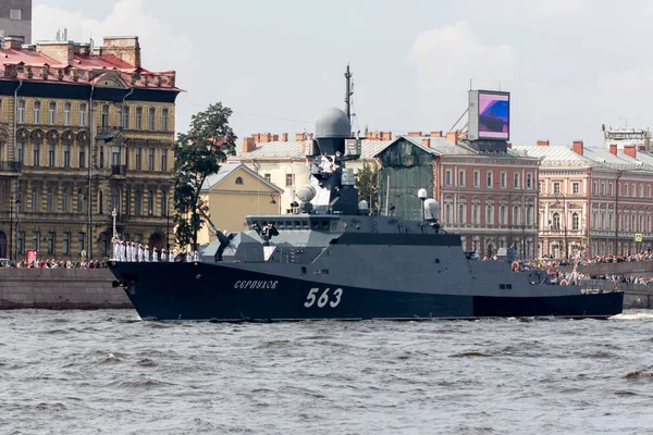 Neva Nehri üzerinde geçit ve Deniz Kuvvetleri günü