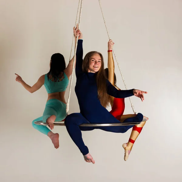 Trío de mujeres en lustre aéreo — Foto de Stock