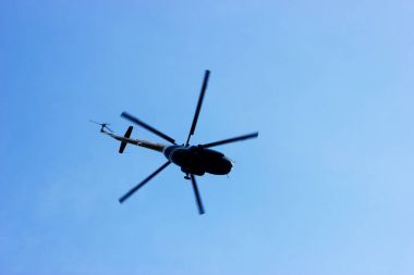 Saint-Petersburg gökyüzünde helikopter