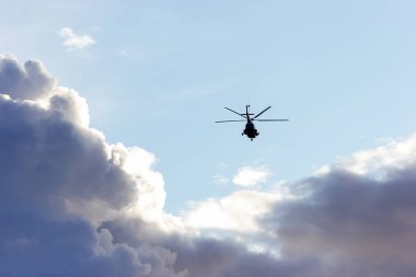 Saint-Petersburg gökyüzünde helikopter