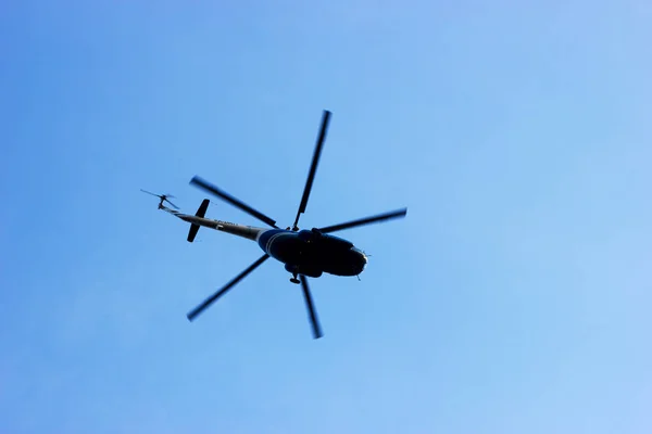 Helicopter in sky of Saint-Petersburg — Stock Photo, Image