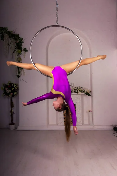 Girl training on aerial ring — Stock Photo, Image