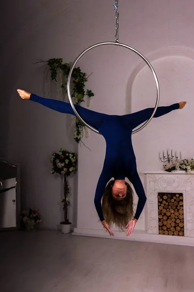 空中のリングのトレーニングの女の子 — ストック写真