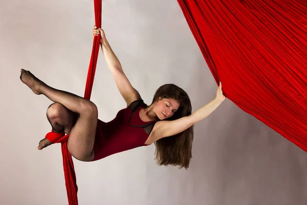 Flicka utbildning på aerial silks — Stockfoto