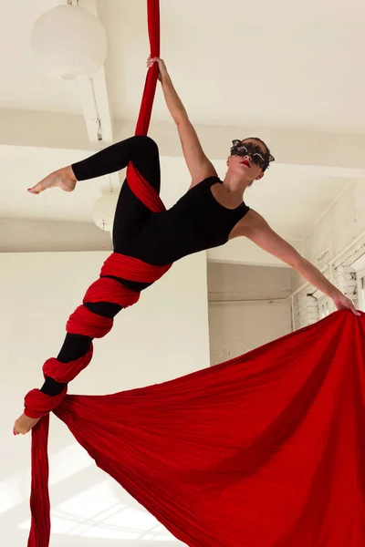 Entrenamiento de chicas en sedas aéreas — Foto de Stock