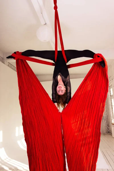 Flicka utbildning på aerial silks — Stockfoto