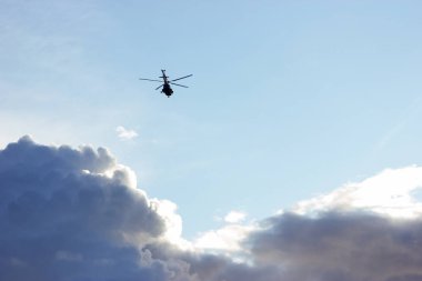 Saint-Petersburg gökyüzünde helikopter