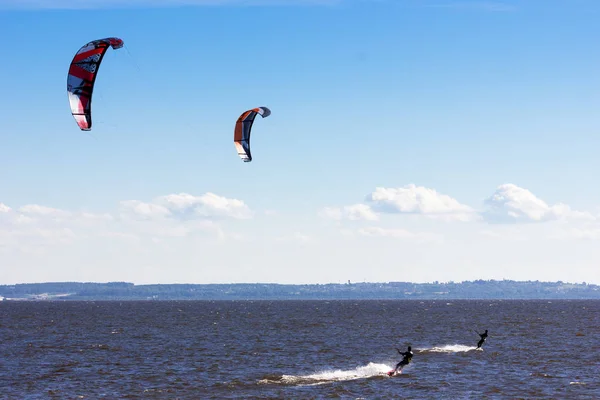 Kiteboarding på viken — Stockfoto
