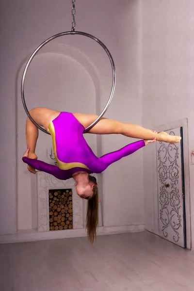 Fata de formare pe inel aerian — Fotografie, imagine de stoc
