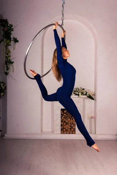 Chica de formación en anillo aéreo — Foto de Stock