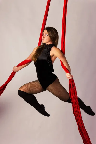 Girl training on aerial silks — Stock Photo, Image