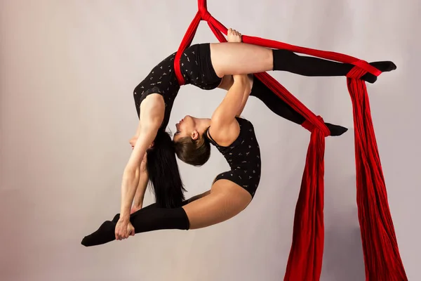 Girls training on aerial silks — Stock Photo, Image