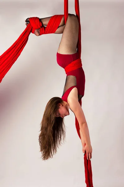 Girl training on aerial silks — Stock Photo, Image