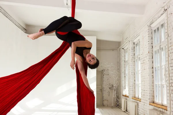 Entrenamiento de chicas en sedas aéreas — Foto de Stock