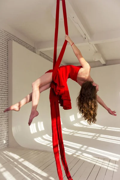 Flicka utbildning på aerial silks — Stockfoto