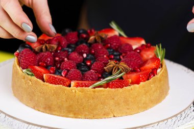 Peynirli kek dekorasyon işlemi