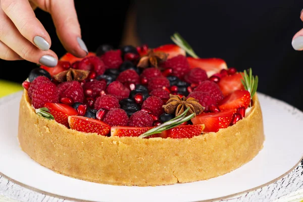 Peynirli kek dekorasyon işlemi