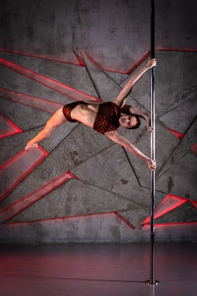 Hermosa Chica Haciendo Acrobacias Trucos Flexibles Poste Estudio Baile — Foto de Stock