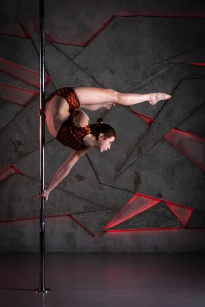 Schöne Mädchen Mit Akrobatischen Und Flexiblen Tricks Der Stange Tanzstudio — Stockfoto