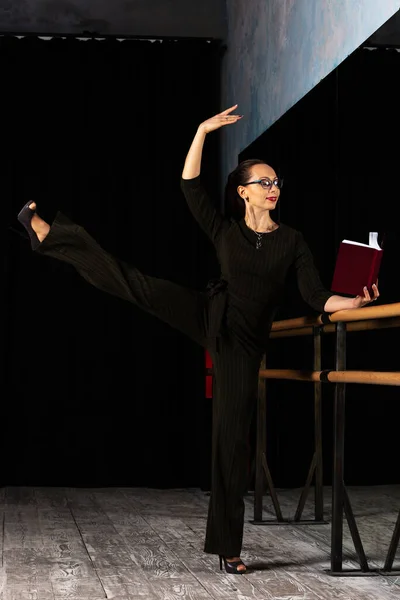 Mujer Traje Entrenando Sonriendo Máquina Ballet Entrenando Solo Cuerpo Sino — Foto de Stock