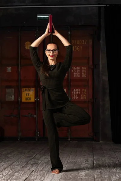 Mujer Traje Entrenando Sonriendo Máquina Ballet Entrenando Solo Cuerpo Sino — Foto de Stock