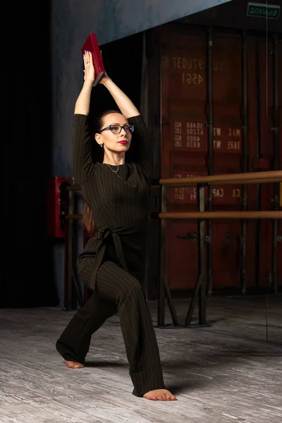 Mujer Traje Entrenando Sonriendo Máquina Ballet Entrenando Solo Cuerpo Sino — Foto de Stock
